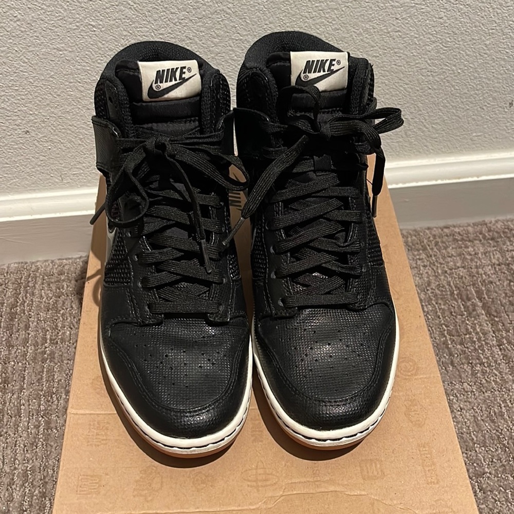 Nike Women’s Dunk Sky Hi Mesh Sneaker sz 7.5